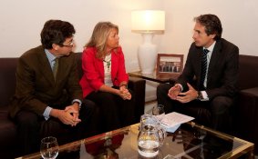 De izquierda a derecha, el Secretario General de la FEMP, la Presidenta de la Federación andaluza y el Presidente de la Federación española.